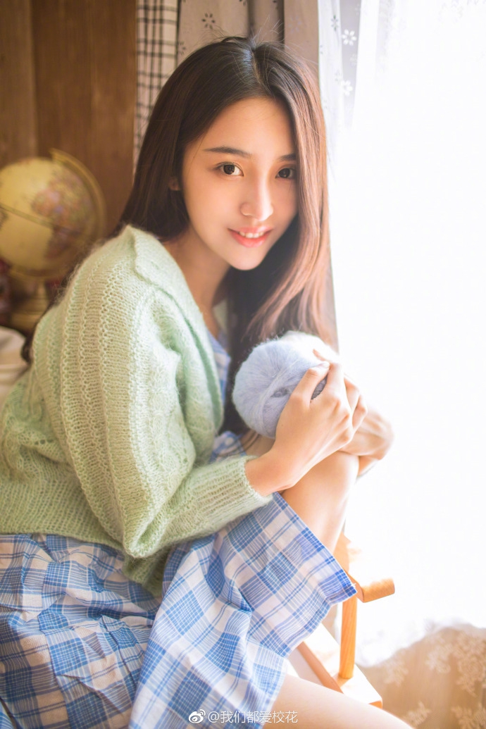 大学的校花许可昕(微博@许可昕xxkxin)在个人微博上晒出了几组写真照