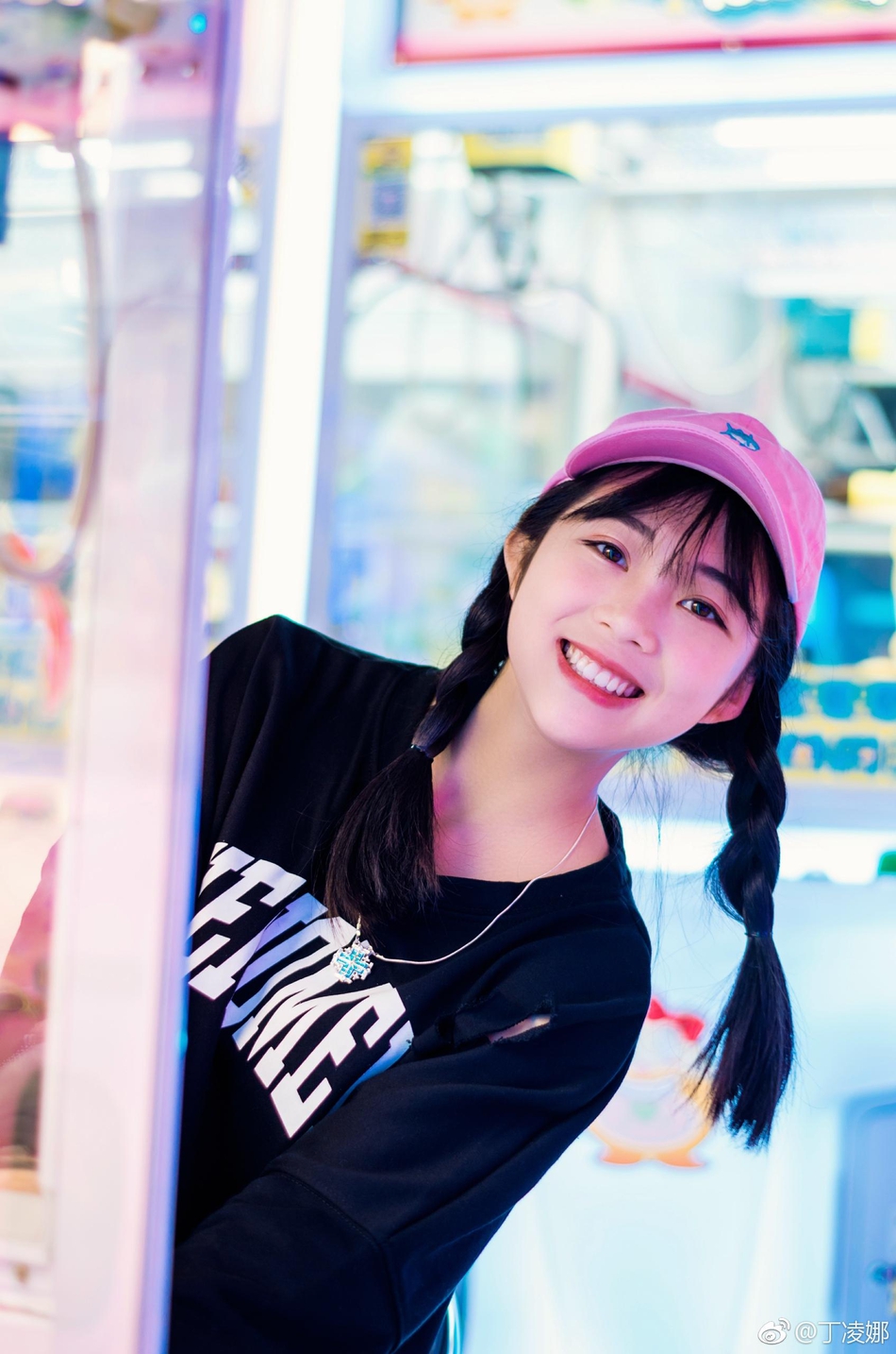 组图:校服女神巧笑嫣兮 微微一笑暖如三月阳光