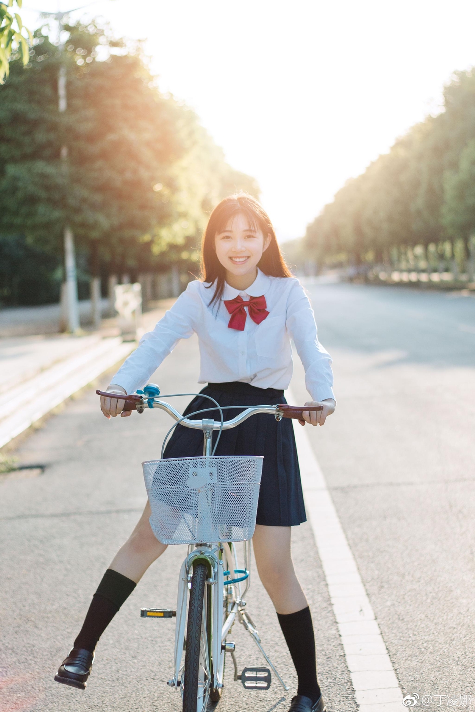 组图:校服女神巧笑嫣兮 微微一笑暖如三月阳光
