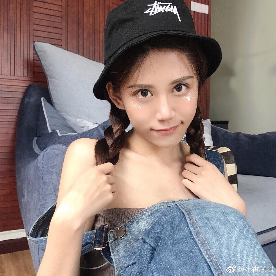 组图:艺术系女生晒生活照 眼睛大皮肤好身材赞