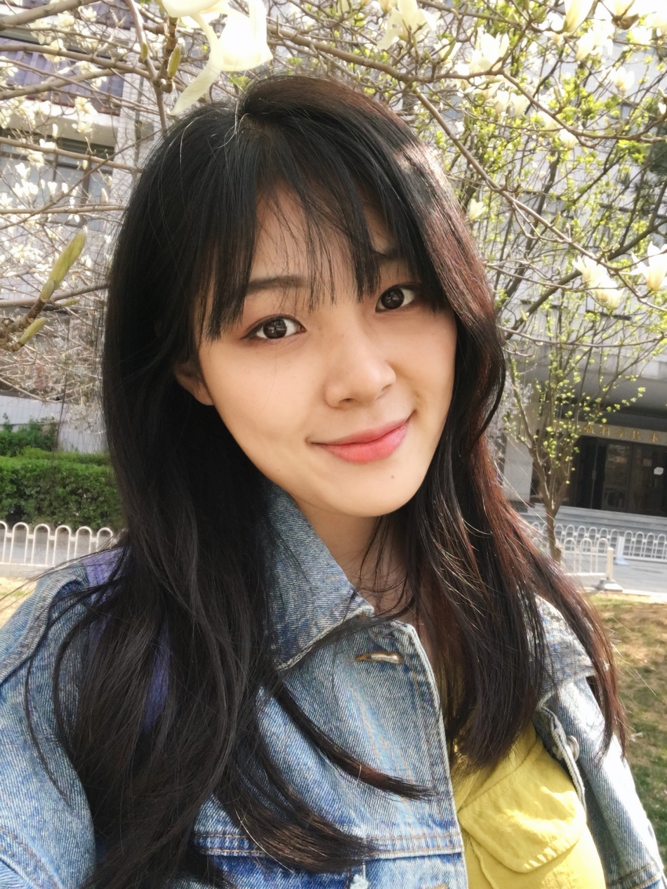 组图:北大学霸女神照片走红 笑容甜美身材好