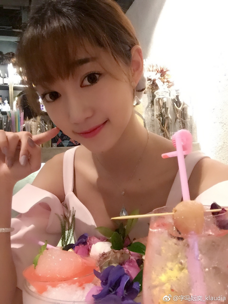 近日,上戏一妹子字马妘奕_klaudia微博晒照大秀一字马.