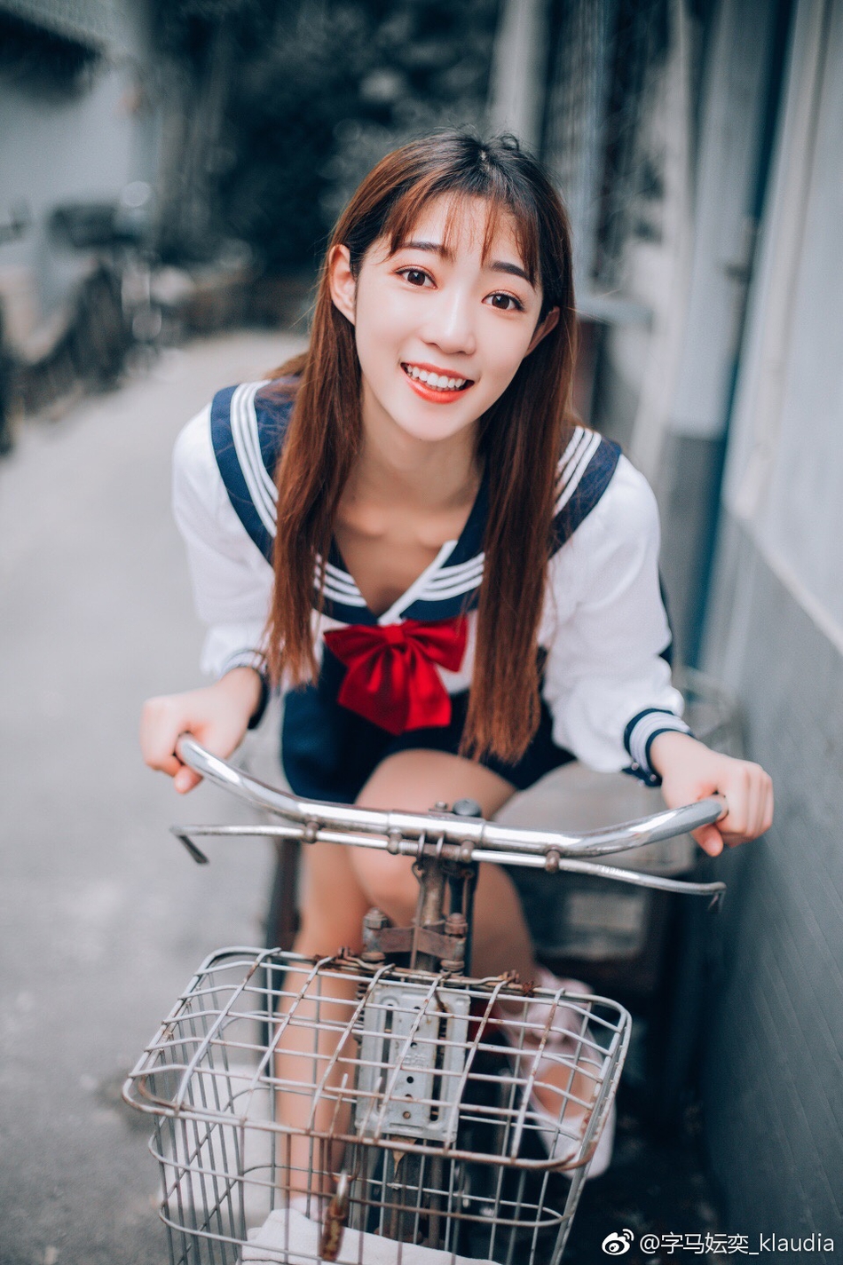 近日,上戏一妹子字马妘奕_klaudia微博晒照大秀一字马.