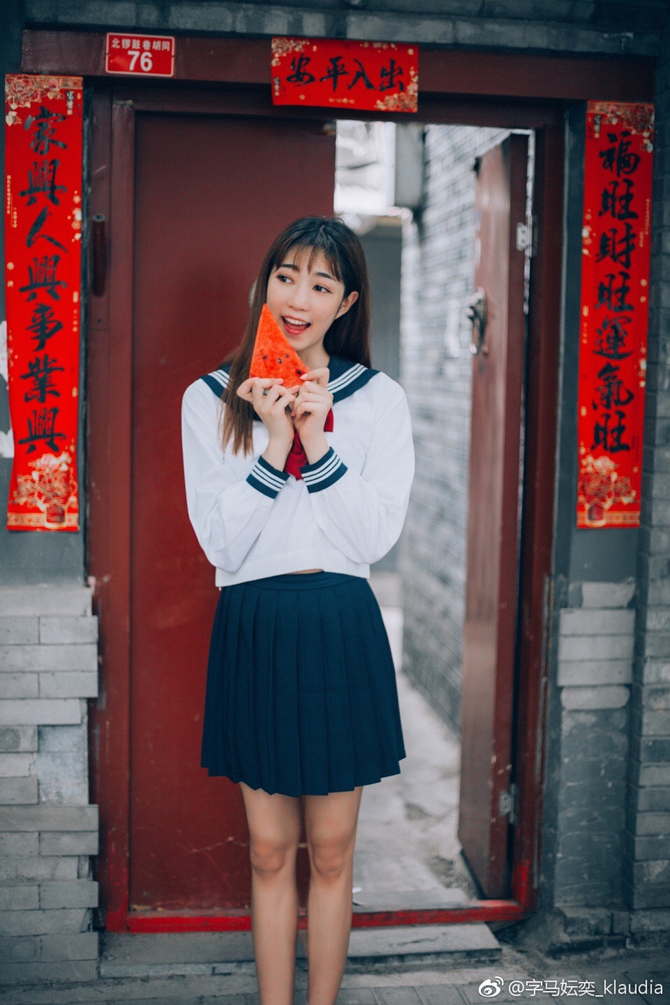 近日,上戏一妹子字马妘奕_klaudia微博晒照大秀一字马.