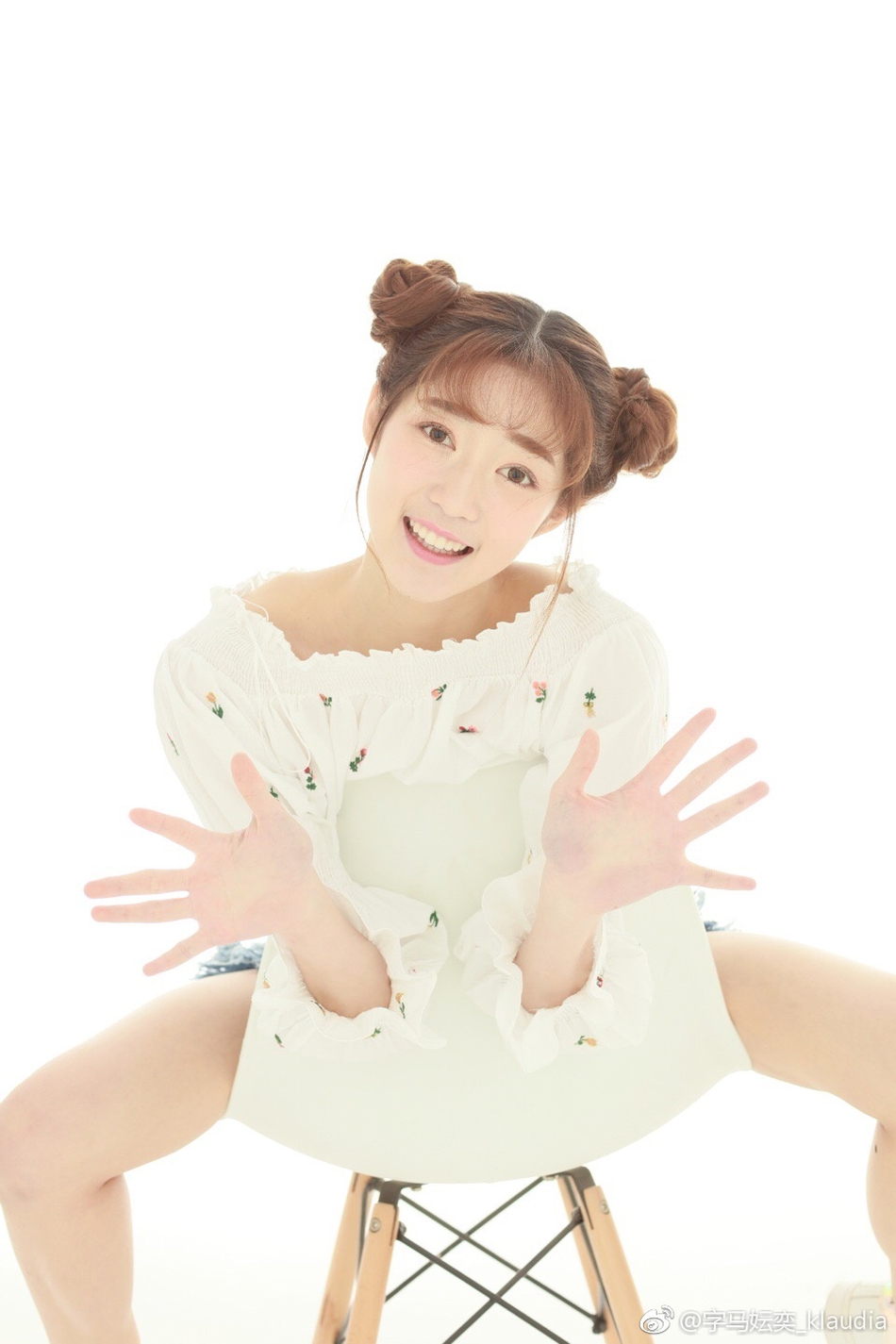 20 / 37 近日,上戏一妹子字马妘奕_klaudia微博晒照大秀一字马.
