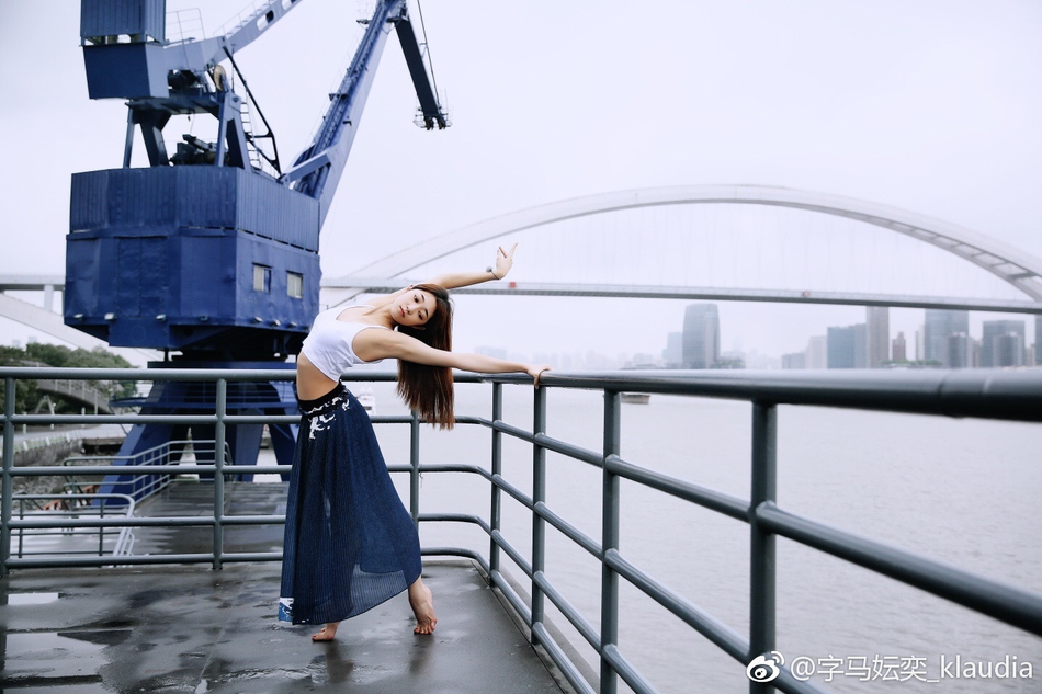 近日,上戏一妹子字马妘奕_klaudia微博晒照大秀一字马.