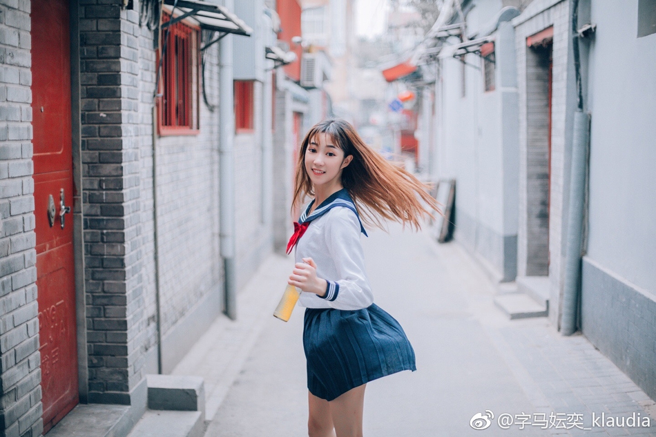 近日,上戏一妹子字马妘奕_klaudia微博晒照大秀一字马.