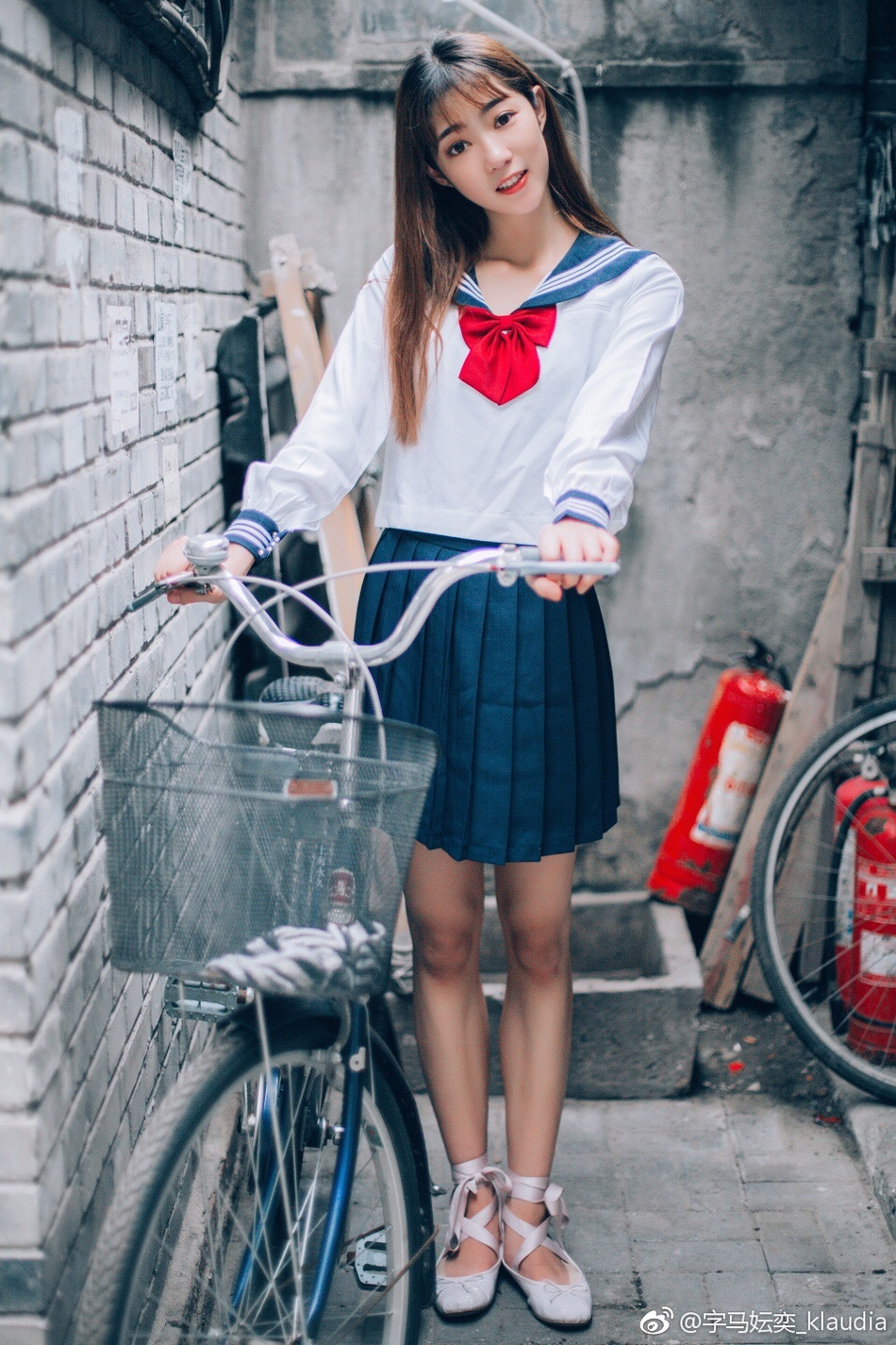 近日,上戏一妹子字马妘奕_klaudia微博晒照大秀一字马.