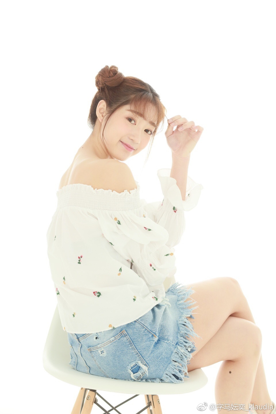 16 / 37 近日,上戏一妹子字马妘奕_klaudia微博晒照大秀一字马.