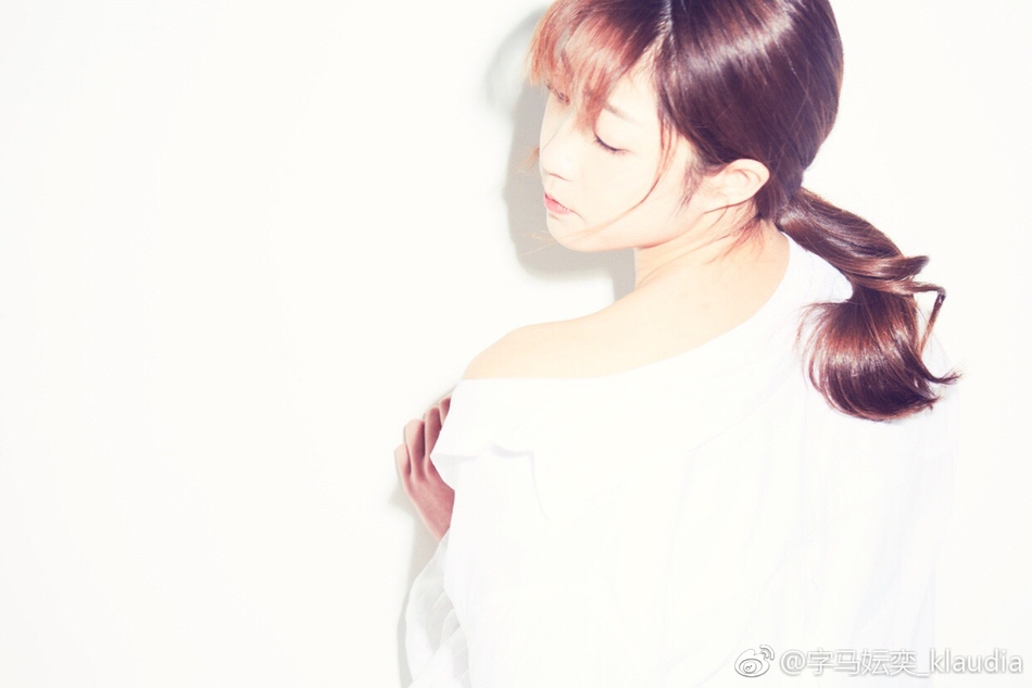 近日,上戏一妹子字马妘奕_klaudia微博晒照大秀一字马.