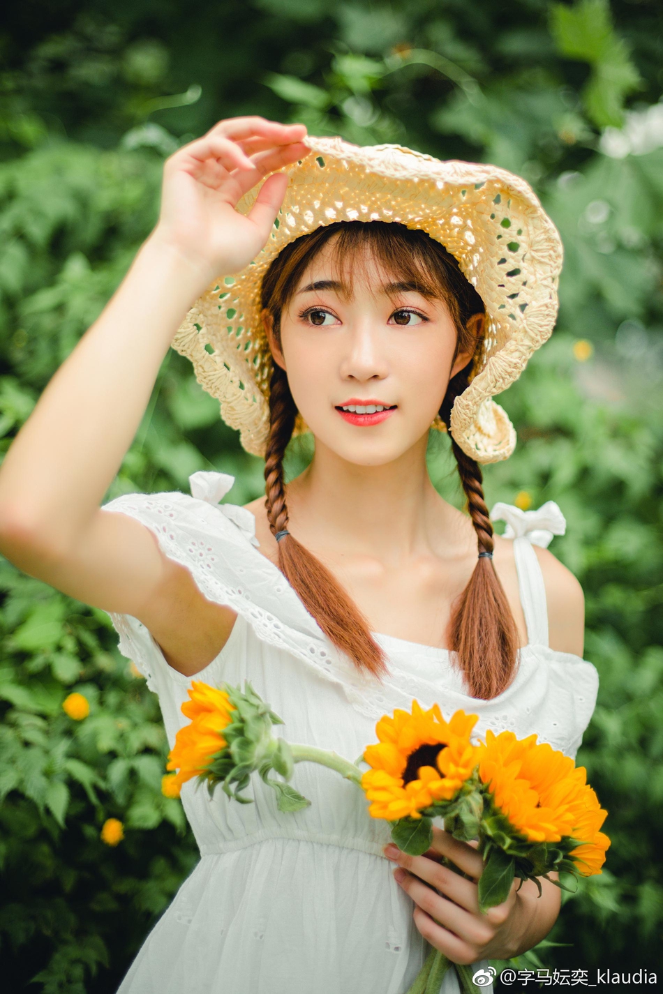 近日,上戏一妹子字马妘奕_klaudia微博晒照大秀一字马.