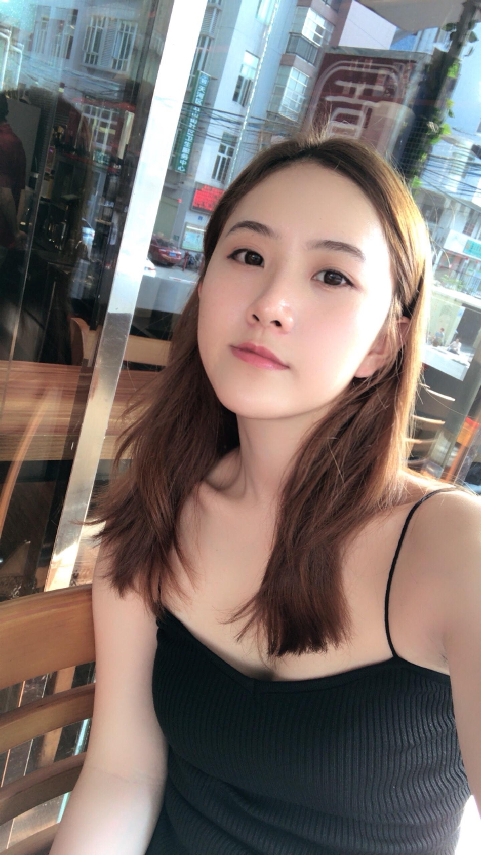 组图:校花晒夏日生活照 长发飘飘身材好