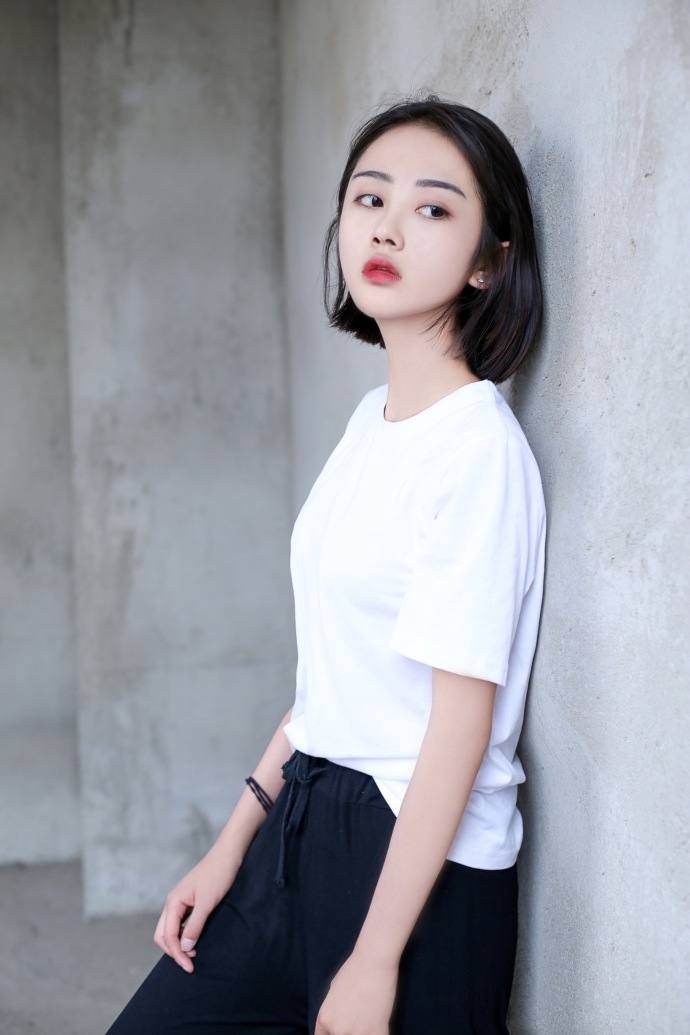 组图校花晒素颜照走红清纯甜美撞脸景甜