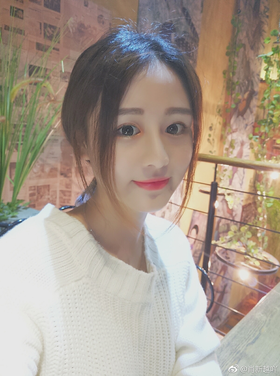 组图:贵师校花晒清纯写真走红 甜美胜似baby