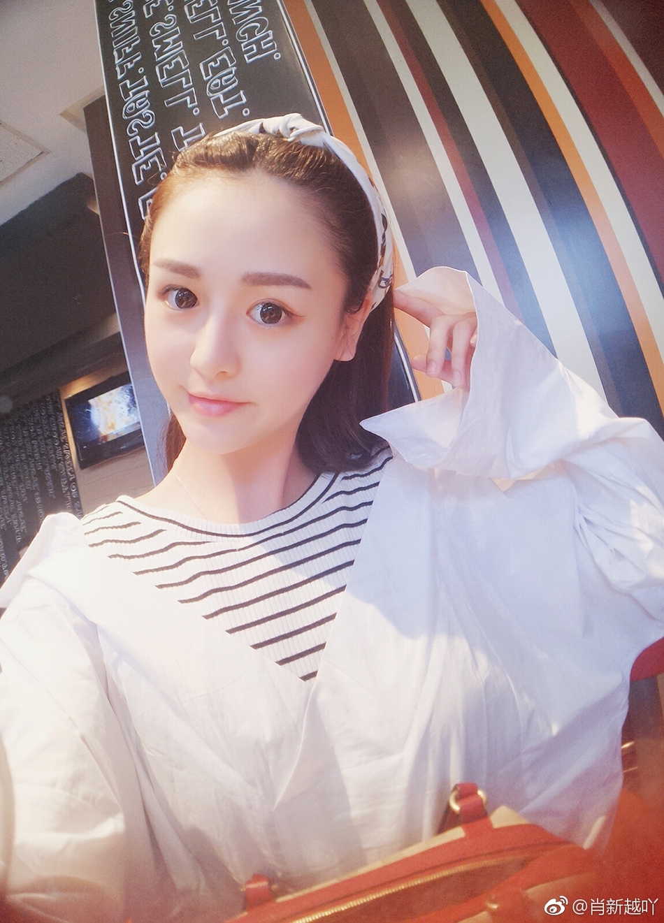 组图:贵师校花晒清纯写真走红 甜美胜似baby