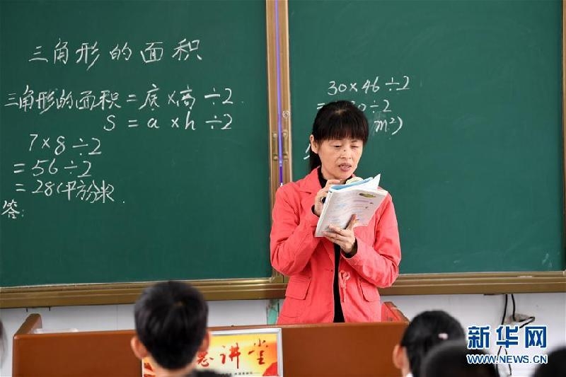 女教师患眼疾用放大镜上课 10多年用坏6个放大镜