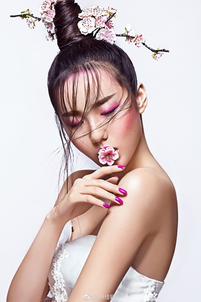 浙江理工校花_徐佳颖_晒出一组游客照,照片中的她冷艳气质绝佳,高冷的