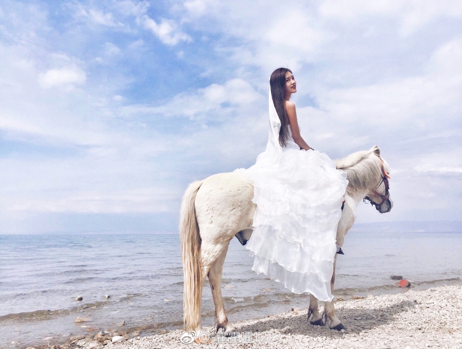 组图高校校花身骑白马一身素衣美艳惊人