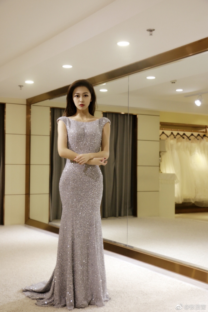 组图:燕大女神级校花 肤白貌美大长腿霸屏