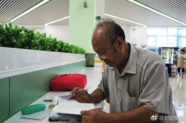 组图:活到老学到老!72岁老人蹲守高校求教