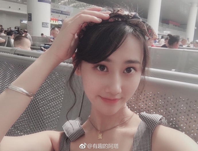 南大校花晒清新写真 绿意盎然有活力