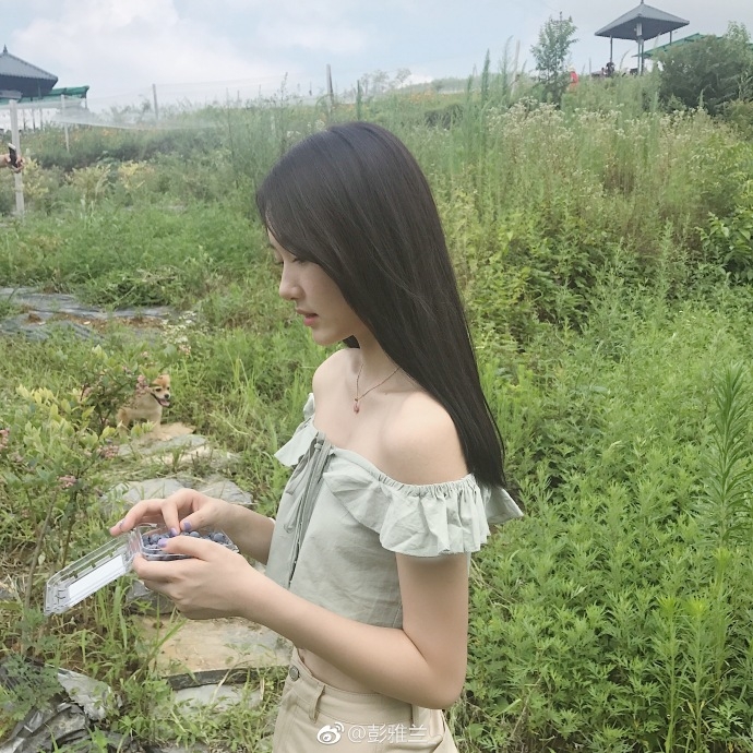 7 / 32 近日,四川某高校校花彭雅兰在微博上晒出一组写真,慵懒的长发