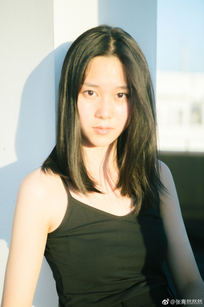 组图:武汉校花晒素颜写真走红 青春洋溢