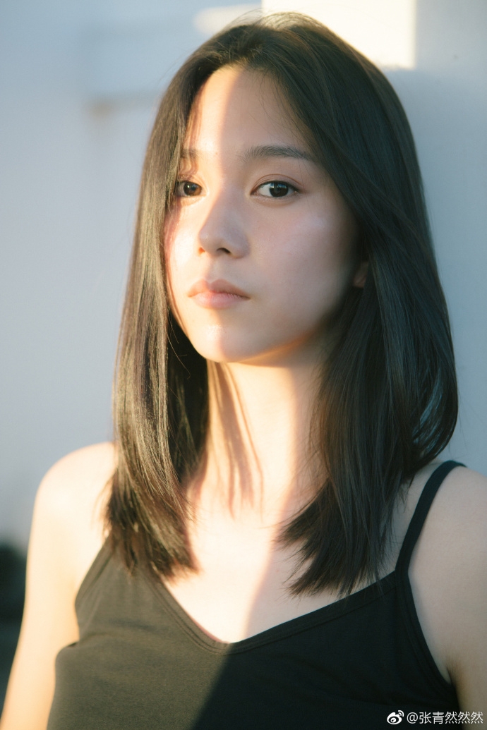 组图:武汉校花晒素颜写真走红 青春洋溢