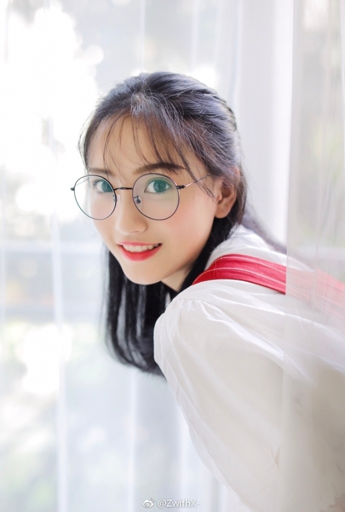 组图:高校校花晒写真 清纯不输当红小花旦