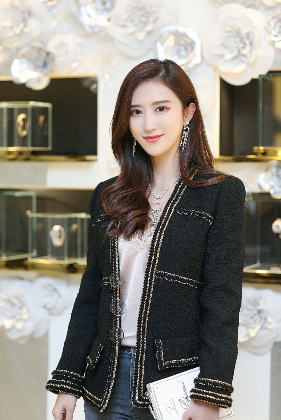 组图:英国留学校花游遍全球 美颜美景相得益彰