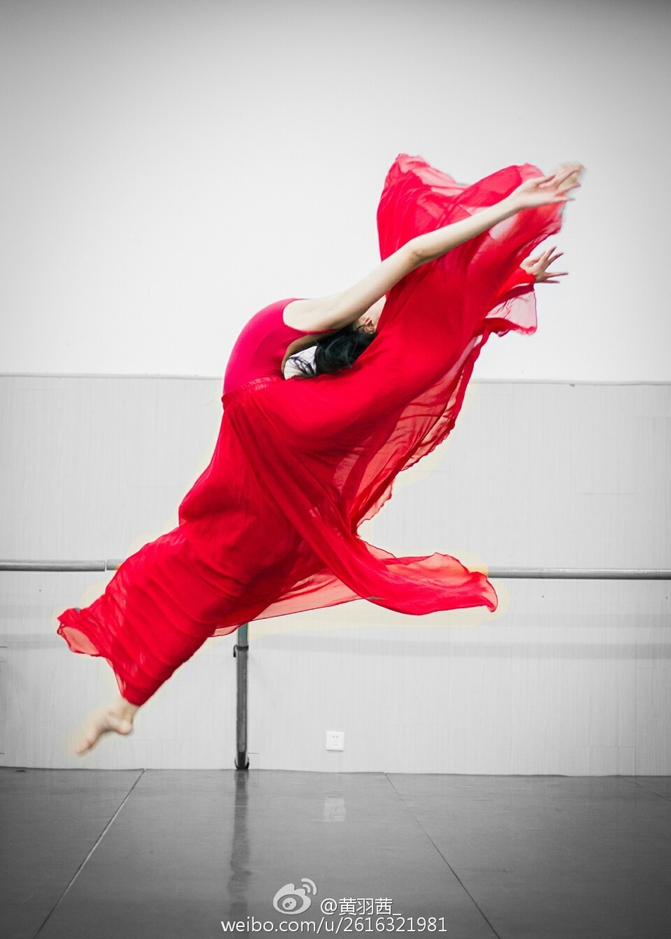 上戏校花舞姿优美 上演真"芳华 "