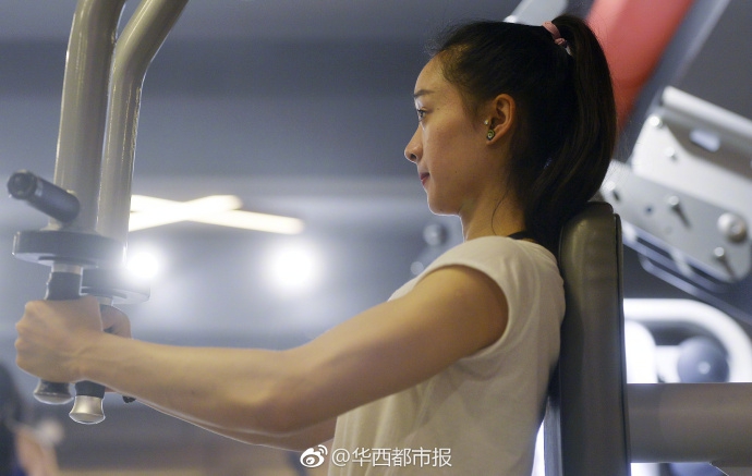 20岁成都大学的女大学生涂梦丽,获第51届亚洲健美健身锦标赛比基尼