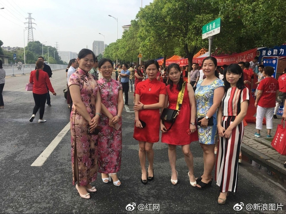 组图:集体穿旗袍送考 妈妈们成高考最美风景线