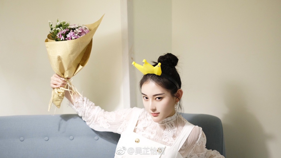 9 / 26 近日,疑似北京服装学院校花@吴芷怡酱 在其微博上晒出生日聚会