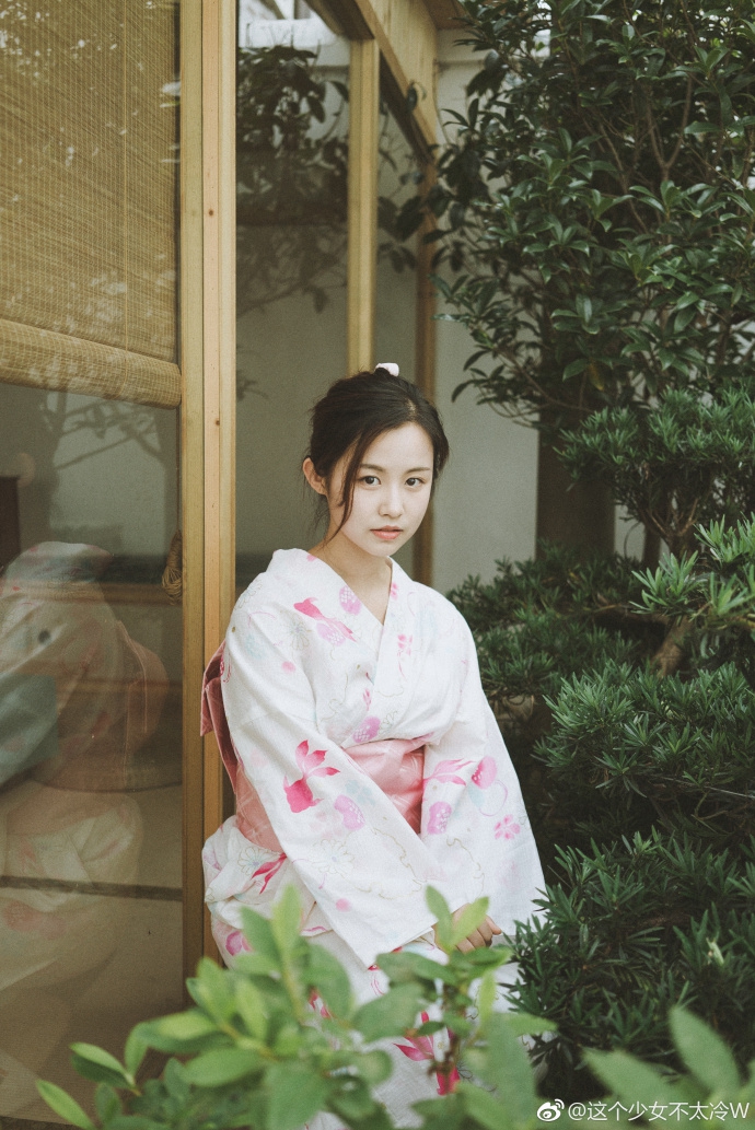 组图:景德镇陶瓷大学校花 小虎牙甜美可爱俏皮灵动