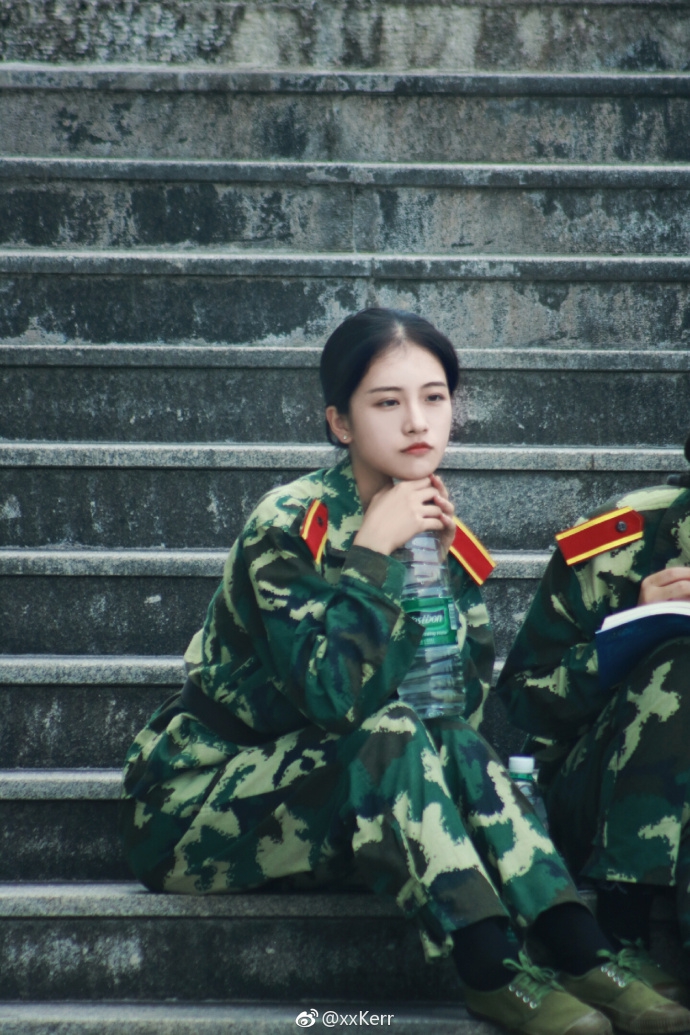 组图:百变00后校花颔首神似郑爽