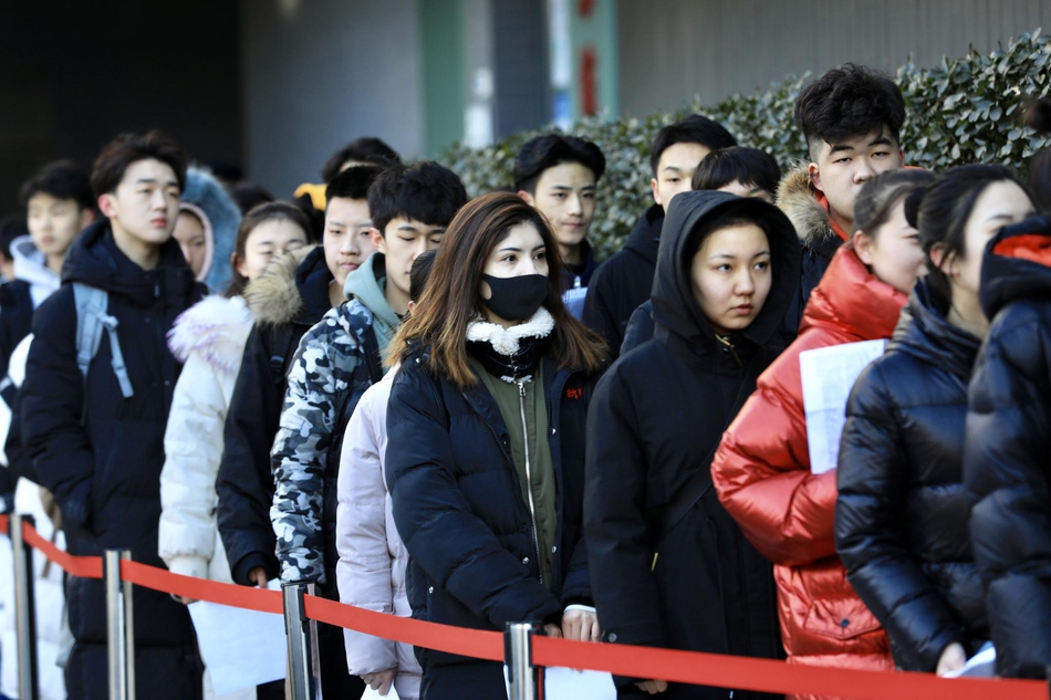 北京电影学院艺考16日启幕 考生寒风中赴考