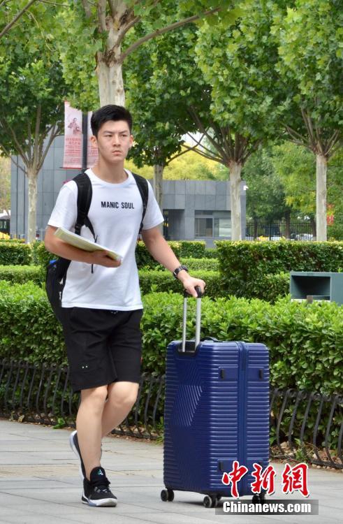 中央戏剧学院迎来开学季新生报到颜值高