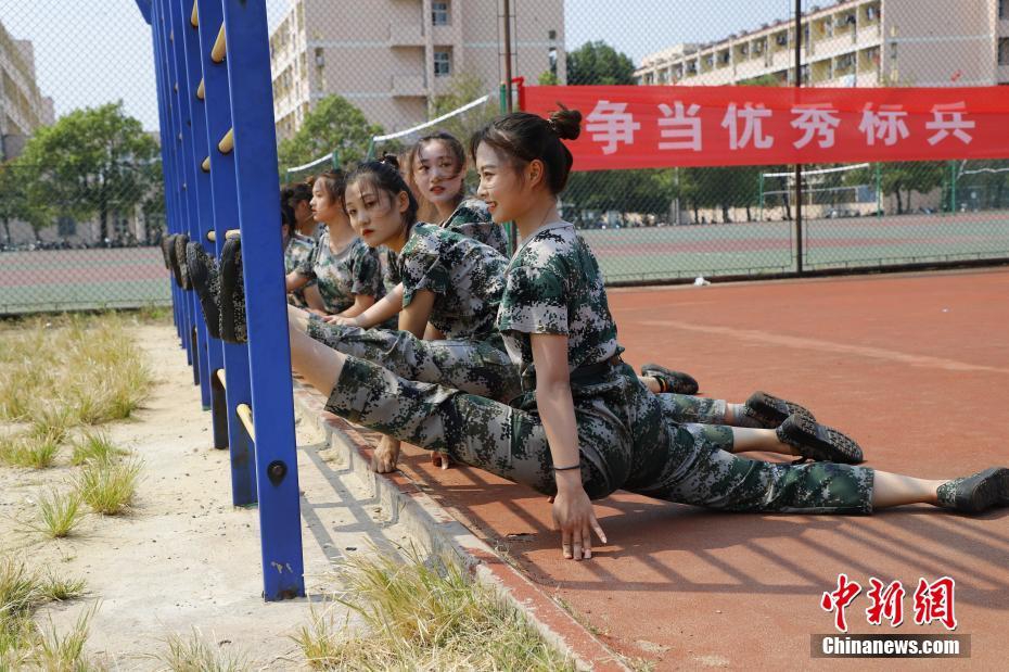 安徽一高校舞蹈生军训秀真功一字马双飞燕样样有