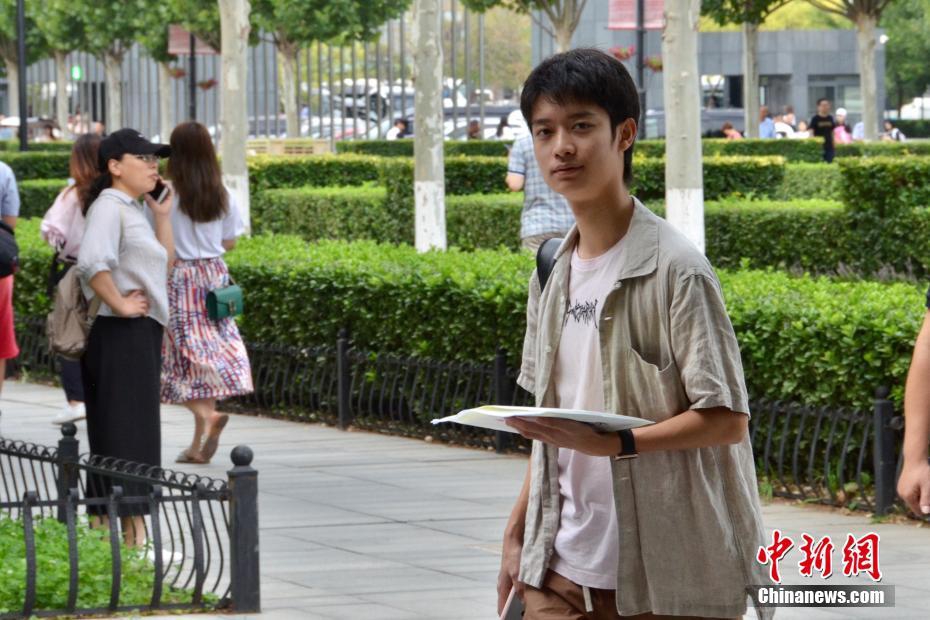 中央戏剧学院迎来开学季 新生报到颜值高