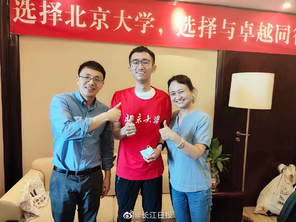 听觉障碍小伙考进北大 戴助听器参加高考英语听力满分