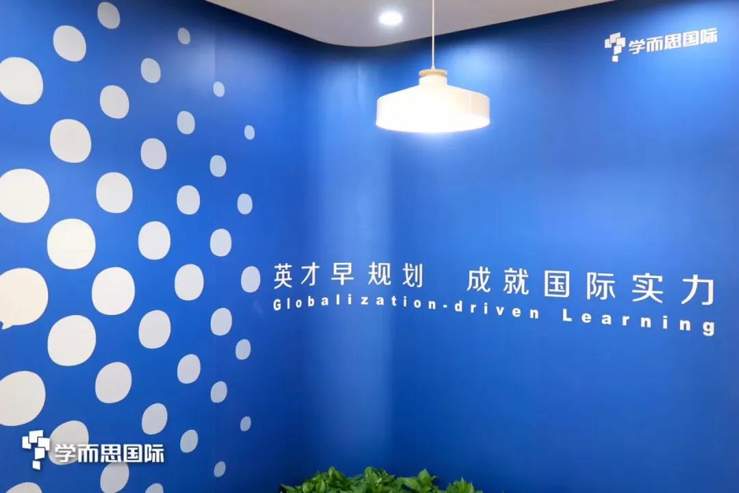 扫码添加小助手，进入专属群组