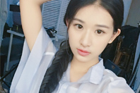 同济校花置身麦田神情陶醉