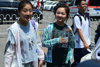 同济校花置身麦田神情陶醉