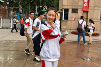 同济校花置身麦田神情陶醉