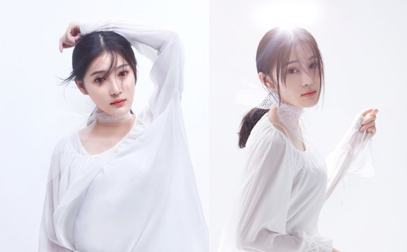 同济校花置身麦田神情陶醉