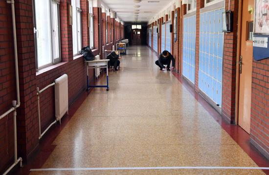 教学楼内设置安全距离线,避免人流密集。校园内还设置了路线指引,学生从不同校门进出,实现人员分流。