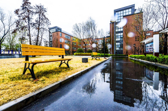 （北京中学外景）