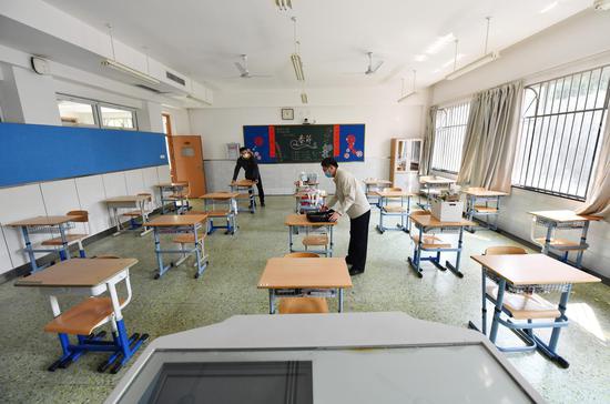 4月14日,在北京市十二中学,每间教室调整课桌距 离超过1米。