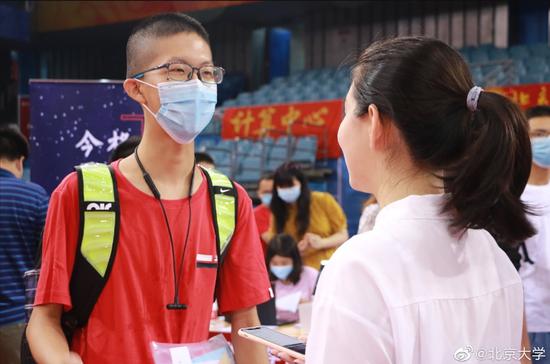 9月1日来到北大报到的喻翼航。北京大学图